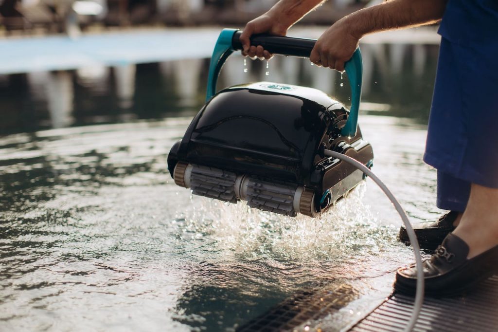 pool cleaner holding automatic robot